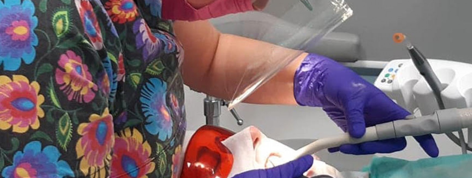 Kompleksowe usuwanie złogów nazębnych – na czym polega?